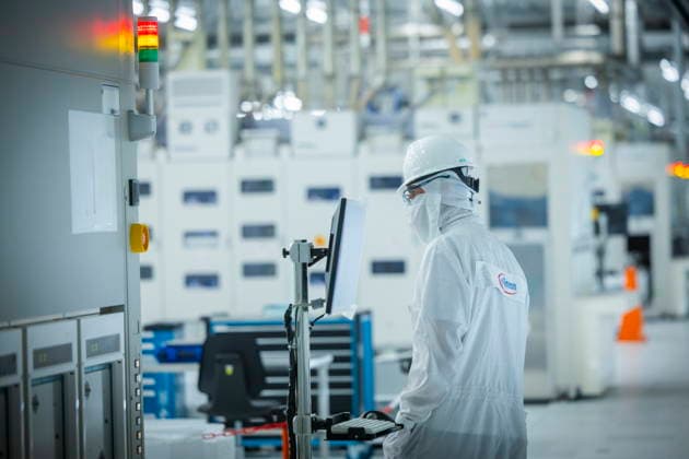 Infineon Technologies AG in Dresden Reinraum der neuen Smart Power Fab der Infineon Technologies AG in Dresden am 10. Juni. Am 2. Juli wird die Smart Power Fab feierlich eröffnet. Das neue Werk ist mit einem Investitionsvolumen von fünf Milliarden Euro die größte Einzelinvestition in der Geschichte von Infineon und eines der größten Investitionsprojekte in Deutschland. Anlage für das chemisch-mechanische Polieren von 300 mm Wafern in der neuen Smart Power Fab der Infineon Technologies AG in Dresden Dresden Sachsen Deutschland *** Infineon Technologies AG in Dresden Cleanroom of the new Smart Power Fab of Infineon Technologies AG in Dresden on June 10 On July 2, the Smart Power Fab will be ceremonially opened The new plant is the la