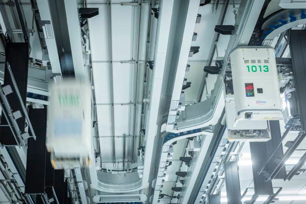 Infineon Technologies AG in Dresden Reinraum der neuen Smart Power Fab der Infineon Technologies AG in Dresden am 10. Juni. Am 2. Juli wird die Smart Power Fab feierlich eröffnet. Das neue Werk ist mit einem Investitionsvolumen von fünf Milliarden Euro die größte Einzelinvestition in der Geschichte von Infineon und eines der größten Investitionsprojekte in Deutschland. Transport- und Lagerbehälter für 300 mm Wafer mit Frontöffnung in der neuen Smart Power Fab der Infineon Technologies AG in Dresden (FOUP, Front Opening Unified Pod) Dresden Sachsen Deutschland *** Infineon Technologies AG in Dresden Cleanroom of the new Smart Power Fab of Infineon Technologies AG in Dresden on June 10 On July 2, the Smart Power Fab will be ceremon