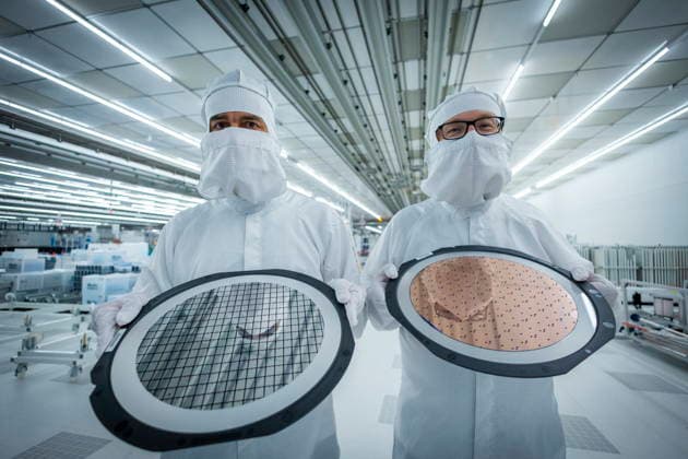Infineon Technologies AG in Dresden Reinraum der neuen Smart Power Fab der Infineon Technologies AG in Dresden am 10. Juni. Am 2. Juli wird die Smart Power Fab feierlich eröffnet. Das neue Werk ist mit einem Investitionsvolumen von fünf Milliarden Euro die größte Einzelinvestition in der Geschichte von Infineon und eines der größten Investitionsprojekte in Deutschland. Infineon Mitarbeiter mit 300 mm Wafern in der neuen Smart Power Fab der Infineon Technologies AG in Dresden Dresden Sachsen Deutschland *** Infineon Technologies AG in Dresden Cleanroom of the new Smart Power Fab of Infineon Technologies AG in Dresden on June 10 On July 2, the Smart Power Fab will be ceremonially opened The new plant is the largest single investment i
