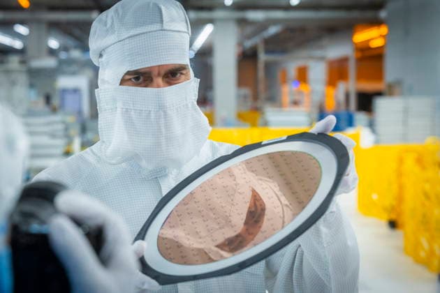 Infineon Technologies AG in Dresden Reinraum der neuen Smart Power Fab der Infineon Technologies AG in Dresden am 10. Juni. Am 2. Juli wird die Smart Power Fab feierlich eröffnet. Das neue Werk ist mit einem Investitionsvolumen von fünf Milliarden Euro die größte Einzelinvestition in der Geschichte von Infineon und eines der größten Investitionsprojekte in Deutschland. Infineon Mitarbeiter mit 300 mm Wafern in der neuen Smart Power Fab der Infineon Technologies AG in Dresden Dresden Sachsen Deutschland *** Infineon Technologies AG in Dresden Cleanroom of the new Smart Power Fab of Infineon Technologies AG in Dresden on June 10 On July 2, the Smart Power Fab will be ceremonially opened The new plant is the largest single investment i