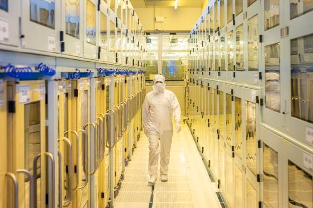 Infineon Technologies AG in Dresden Reinraum der neuen Smart Power Fab der Infineon Technologies AG in Dresden am 10. Juni. Am 2. Juli wird die Smart Power Fab feierlich eröffnet. Das neue Werk ist mit einem Investitionsvolumen von fünf Milliarden Euro die größte Einzelinvestition in der Geschichte von Infineon und eines der größten Investitionsprojekte in Deutschland. 300 mm Waferfertigung am Standort Dresden der Infineon Technologies AG Dresden Sachsen Deutschland *** Infineon Technologies AG in Dresden Clean room of the new Smart Power Fab of Infineon Technologies AG in Dresden on June 10 On July 2, the Smart Power Fab is ceremonially opened The new plant is the largest single investment in Infineons history with an investment vo