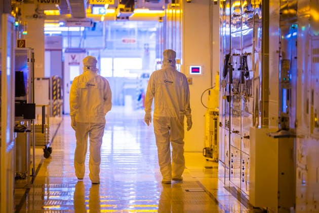 Infineon Technologies AG in Dresden Reinraum der neuen Smart Power Fab der Infineon Technologies AG in Dresden am 10. Juni. Am 2. Juli wird die Smart Power Fab feierlich eröffnet. Das neue Werk ist mit einem Investitionsvolumen von fünf Milliarden Euro die größte Einzelinvestition in der Geschichte von Infineon und eines der größten Investitionsprojekte in Deutschland. 300 mm Waferfertigung am Standort Dresden der Infineon Technologies AG Dresden Sachsen Deutschland *** Infineon Technologies AG in Dresden Clean room of the new Smart Power Fab of Infineon Technologies AG in Dresden on June 10 On July 2, the Smart Power Fab is ceremonially opened The new plant is the largest single investment in Infineons history with an investment vo