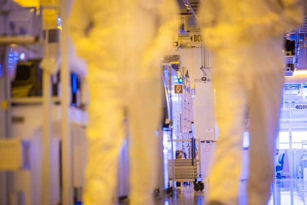 Infineon Technologies AG in Dresden Reinraum der neuen Smart Power Fab der Infineon Technologies AG in Dresden am 10. Juni. Am 2. Juli wird die Smart Power Fab feierlich eröffnet. Das neue Werk ist mit einem Investitionsvolumen von fünf Milliarden Euro die größte Einzelinvestition in der Geschichte von Infineon und eines der größten Investitionsprojekte in Deutschland. 300 mm Waferfertigung am Standort Dresden der Infineon Technologies AG Dresden Sachsen Deutschland *** Infineon Technologies AG in Dresden Clean room of the new Smart Power Fab of Infineon Technologies AG in Dresden on June 10 On July 2, the Smart Power Fab is ceremonially opened The new plant is the largest single investment in Infineons history with an investment vo