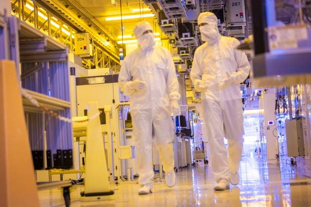 Infineon Technologies AG in Dresden Reinraum der neuen Smart Power Fab der Infineon Technologies AG in Dresden am 10. Juni. Am 2. Juli wird die Smart Power Fab feierlich eröffnet. Das neue Werk ist mit einem Investitionsvolumen von fünf Milliarden Euro die größte Einzelinvestition in der Geschichte von Infineon und eines der größten Investitionsprojekte in Deutschland. 300 mm Waferfertigung am Standort Dresden der Infineon Technologies AG Dresden Sachsen Deutschland *** Infineon Technologies AG in Dresden Clean room of the new Smart Power Fab of Infineon Technologies AG in Dresden on June 10 On July 2, the Smart Power Fab is ceremonially opened The new plant is the largest single investment in Infineons history with an investment vo