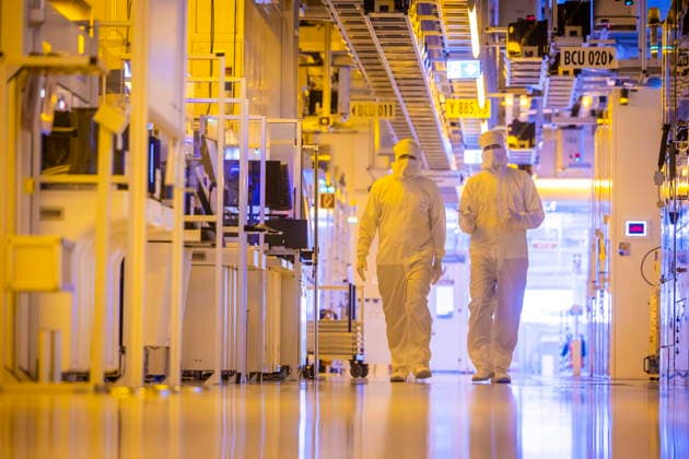 Infineon Technologies AG in Dresden Reinraum der neuen Smart Power Fab der Infineon Technologies AG in Dresden am 10. Juni. Am 2. Juli wird die Smart Power Fab feierlich eröffnet. Das neue Werk ist mit einem Investitionsvolumen von fünf Milliarden Euro die größte Einzelinvestition in der Geschichte von Infineon und eines der größten Investitionsprojekte in Deutschland. 300 mm Waferfertigung am Standort Dresden der Infineon Technologies AG Dresden Sachsen Deutschland *** Infineon Technologies AG in Dresden Clean room of the new Smart Power Fab of Infineon Technologies AG in Dresden on June 10 On July 2, the Smart Power Fab is ceremonially opened The new plant is the largest single investment in Infineons history with an investment vo