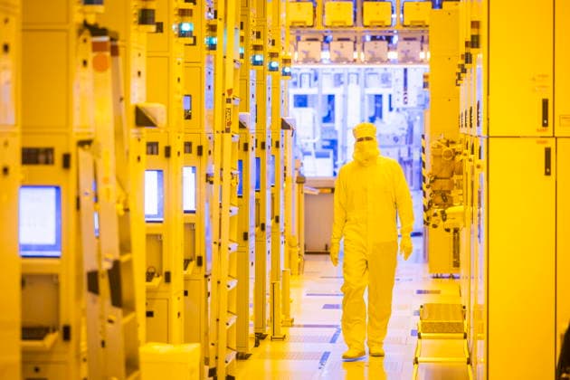 Infineon Technologies AG in Dresden Reinraum der neuen Smart Power Fab der Infineon Technologies AG in Dresden am 10. Juni. Am 2. Juli wird die Smart Power Fab feierlich eröffnet. Das neue Werk ist mit einem Investitionsvolumen von fünf Milliarden Euro die größte Einzelinvestition in der Geschichte von Infineon und eines der größten Investitionsprojekte in Deutschland. 300 mm Waferfertigung am Standort Dresden der Infineon Technologies AG Dresden Sachsen Deutschland *** Infineon Technologies AG in Dresden Clean room of the new Smart Power Fab of Infineon Technologies AG in Dresden on June 10 On July 2, the Smart Power Fab is ceremonially opened The new plant is the largest single investment in Infineons history with an investment vo