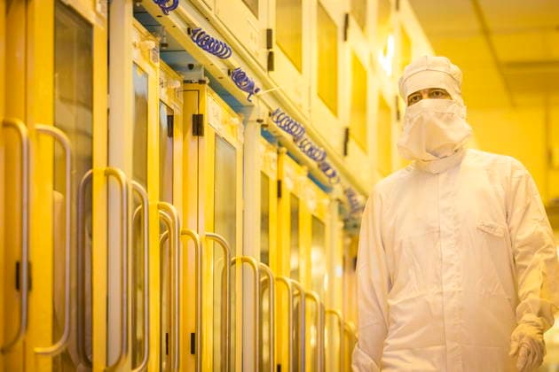 Infineon Technologies AG in Dresden Reinraum der neuen Smart Power Fab der Infineon Technologies AG in Dresden am 10. Juni. Am 2. Juli wird die Smart Power Fab feierlich eröffnet. Das neue Werk ist mit einem Investitionsvolumen von fünf Milliarden Euro die größte Einzelinvestition in der Geschichte von Infineon und eines der größten Investitionsprojekte in Deutschland. 300 mm Waferfertigung am Standort Dresden der Infineon Technologies AG Dresden Sachsen Deutschland *** Infineon Technologies AG in Dresden Clean room of the new Smart Power Fab of Infineon Technologies AG in Dresden on June 10 On July 2, the Smart Power Fab is ceremonially opened The new plant is the largest single investment in Infineons history with an investment vo