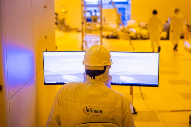 Infineon Technologies AG in Dresden Reinraum der neuen Smart Power Fab der Infineon Technologies AG in Dresden am 10. Juni. Am 2. Juli wird die Smart Power Fab feierlich eröffnet. Das neue Werk ist mit einem Investitionsvolumen von fünf Milliarden Euro die größte Einzelinvestition in der Geschichte von Infineon und eines der größten Investitionsprojekte in Deutschland. Messanlage zur Qualitätskontrolle des 300 mm Wafer Fertigungsprozesses in der neuen Smart Power Fab der Infineon Technologies AG in Dresden Dresden Sachsen Deutschland *** Infineon Technologies AG in Dresden Cleanroom of the new Smart Power Fab of Infineon Technologies AG in Dresden on June 10 On July 2, the Smart Power Fab will be ceremonially opened The new plant i