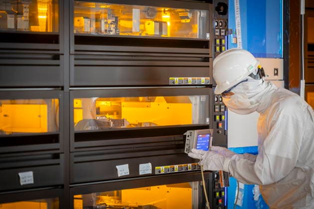 Infineon Technologies AG in Dresden Reinraum der neuen Smart Power Fab der Infineon Technologies AG in Dresden am 10. Juni. Am 2. Juli wird die Smart Power Fab feierlich eröffnet. Das neue Werk ist mit einem Investitionsvolumen von fünf Milliarden Euro die größte Einzelinvestition in der Geschichte von Infineon und eines der größten Investitionsprojekte in Deutschland. Lithografieanlage für die 300 mm Waferfertigung in der neuen Smart Power Fab der Infineon Technologies AG in Dresden Dresden Sachsen Deutschland *** Infineon Technologies AG in Dresden Cleanroom of the new Smart Power Fab of Infineon Technologies AG in Dresden on June 10 On July 2, the Smart Power Fab is ceremonially opened The new plant is the largest single investm