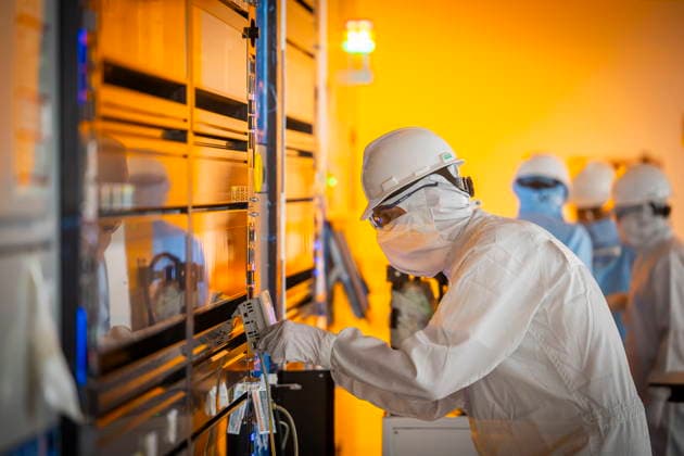 Infineon Technologies AG in Dresden Reinraum der neuen Smart Power Fab der Infineon Technologies AG in Dresden am 10. Juni. Am 2. Juli wird die Smart Power Fab feierlich eröffnet. Das neue Werk ist mit einem Investitionsvolumen von fünf Milliarden Euro die größte Einzelinvestition in der Geschichte von Infineon und eines der größten Investitionsprojekte in Deutschland. Lithografieanlage für die 300 mm Waferfertigung in der neuen Smart Power Fab der Infineon Technologies AG in Dresden Dresden Sachsen Deutschland *** Infineon Technologies AG in Dresden Cleanroom of the new Smart Power Fab of Infineon Technologies AG in Dresden on June 10 On July 2, the Smart Power Fab is ceremonially opened The new plant is the largest single investm