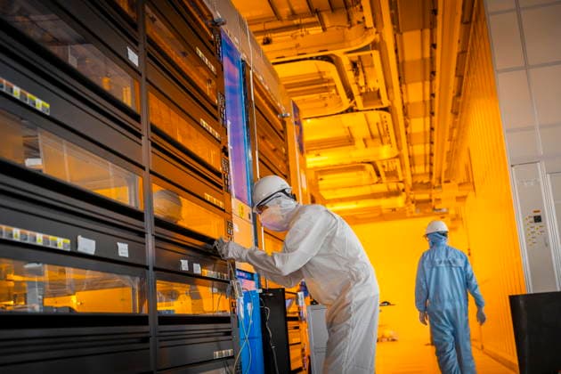 Infineon Technologies AG in Dresden Reinraum der neuen Smart Power Fab der Infineon Technologies AG in Dresden am 10. Juni. Am 2. Juli wird die Smart Power Fab feierlich eröffnet. Das neue Werk ist mit einem Investitionsvolumen von fünf Milliarden Euro die größte Einzelinvestition in der Geschichte von Infineon und eines der größten Investitionsprojekte in Deutschland. Lithografieanlage für die 300 mm Waferfertigung in der neuen Smart Power Fab der Infineon Technologies AG in Dresden Dresden Sachsen Deutschland *** Infineon Technologies AG in Dresden Cleanroom of the new Smart Power Fab of Infineon Technologies AG in Dresden on June 10 On July 2, the Smart Power Fab is ceremonially opened The new plant is the largest single investm