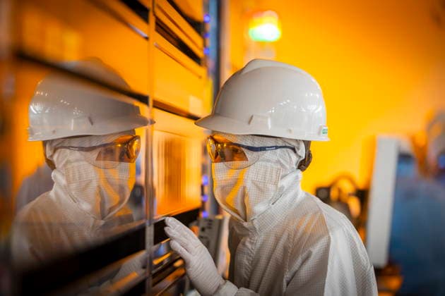 News Bilder des Tages Infineon Technologies AG in Dresden Reinraum der neuen Smart Power Fab der Infineon Technologies AG in Dresden am 10. Juni. Am 2. Juli wird die Smart Power Fab feierlich eröffnet. Das neue Werk ist mit einem Investitionsvolumen von fünf Milliarden Euro die größte Einzelinvestition in der Geschichte von Infineon und eines der größten Investitionsprojekte in Deutschland. Lithografieanlage für die 300 mm Waferfertigung in der neuen Smart Power Fab der Infineon Technologies AG in Dresden Dresden Sachsen Deutschland *** Infineon Technologies AG in Dresden Cleanroom of the new Smart Power Fab of Infineon Technologies AG in Dresden on June 10 On July 2, the Smart Power Fab is ceremonially opened The new plant is the largest single investm