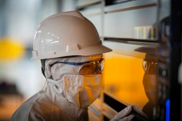 Infineon Technologies AG in Dresden Reinraum der neuen Smart Power Fab der Infineon Technologies AG in Dresden am 10. Juni. Am 2. Juli wird die Smart Power Fab feierlich eröffnet. Das neue Werk ist mit einem Investitionsvolumen von fünf Milliarden Euro die größte Einzelinvestition in der Geschichte von Infineon und eines der größten Investitionsprojekte in Deutschland. Lithografieanlage für die 300 mm Waferfertigung in der neuen Smart Power Fab der Infineon Technologies AG in Dresden Dresden Sachsen Deutschland *** Infineon Technologies AG in Dresden Cleanroom of the new Smart Power Fab of Infineon Technologies AG in Dresden on June 10 On July 2, the Smart Power Fab is ceremonially opened The new plant is the largest single investm