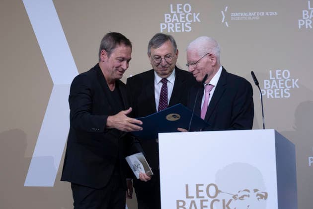 Verleihung des Leo Baeck-Preises 2026 durch den Zentralrat der Juden in Deutschland am Mittwoch (10.06.2026) in Berlin an den Kabarettisten Dieter Nuhr. (Foto v.l.: Dieter Nuhr, Abraham Lehrer, Vizepraesident des Zentralrats der Juden in Deutschland, Josef Schuster, Praesident des Zentralrats der Juden in Deutschland) Mit dem Preis soll Nuhrs Einsatz gegen Antisemitismus in der Medienlandschaft gewuerdigt werden, begruendete der Zentralrat die Preistraegerwahl. Seit 1957 werden mit dem Leo-Baeck-Preis Persoenlichkeiten geehrt, die sich nach Ansicht des Zentralrats in herausragender Weise um die juedische Gemeinschaft verdient gemacht haben. (Siehe epd-Meldung vom 10.06.2026) EDITORIAL USE ONLY *** Presentation of the Leo Baeck Prize 2026 by Copyright: epd-bild RolfxZoellner _DSF2983