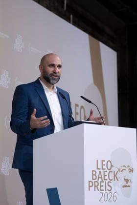Verleihung des Leo Baeck-Preises 2026 durch den Zentralrat der Juden in Deutschland am Mittwoch (10.06.2026) in Berlin an den Kabarettisten Dieter Nuhr. (Foto: Autor und Psychologe Ahmad Mansour haelt die Laudatio auf den Preistraeger) Mit dem Preis soll Nuhrs Einsatz gegen Antisemitismus in der Medienlandschaft gewuerdigt werden, begruendete der Zentralrat die Preistraegerwahl. Seit 1957 werden mit dem Leo-Baeck-Preis Persoenlichkeiten geehrt, die sich nach Ansicht des Zentralrats in herausragender Weise um die juedische Gemeinschaft verdient gemacht haben. (Siehe epd-Meldung vom 10.06.2026) EDITORIAL USE ONLY *** Presentation of the Leo Baeck Prize 2026 by the Central Council of Jews in Germany on Wednesday 10 06 2026 in Berlin to the cab Copyright: epd-bild RolfxZoellner _DSF2937