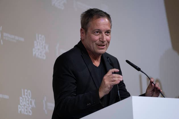 Verleihung des Leo Baeck-Preises 2026 durch den Zentralrat der Juden in Deutschland am Mittwoch (10.06.2026) in Berlin an den Kabarettisten Dieter Nuhr (Foto). Mit dem Preis soll Nuhrs Einsatz gegen Antisemitismus in der Medienlandschaft gewuerdigt werden, begruendete der Zentralrat die Preistraegerwahl. Seit 1957 werden mit dem Leo-Baeck-Preis Persoenlichkeiten geehrt, die sich nach Ansicht des Zentralrats in herausragender Weise um die juedische Gemeinschaft verdient gemacht haben. (Siehe epd-Meldung vom 10.06.2026) EDITORIAL USE ONLY *** Presentation of the Leo Baeck Prize 2026 by the Central Council of Jews in Germany on Wednesday 10 06 2026 in Berlin to the cabaret artist Dieter Nuhr Photo The prize is intended to honor Nuhrs commitmen Copyright: epd-bild RolfxZoellner _DSF3009