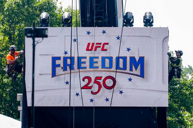 Workers construct a UFC fighting ring ahead of a planned Ultimate Fighting Championship (UFC) fight on the South Lawn of the White House in Washington, DC, US, on Wednesday, June 10, 2026. The mixed Ultimate Fighting Championship event on White House grounds planned for June 14 violates National Park Service environmental review regulations, two Virginia residents allege in a lawsuit challenging it. Copyright: xAaronxSchwartzx xPoolxviaxCNPx MediaPunchx