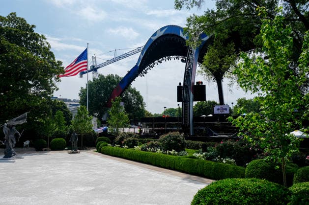 Workers construct a UFC fighting ring ahead of a planned Ultimate Fighting Championship (UFC) fight on the South Lawn of the White House in Washington, DC, US, on Wednesday, June 10, 2026. The mixed Ultimate Fighting Championship event on White House grounds planned for June 14 violates National Park Service environmental review regulations, two Virginia residents allege in a lawsuit challenging it. Copyright: xAaronxSchwartzx xPoolxviaxCNPx MediaPunchx