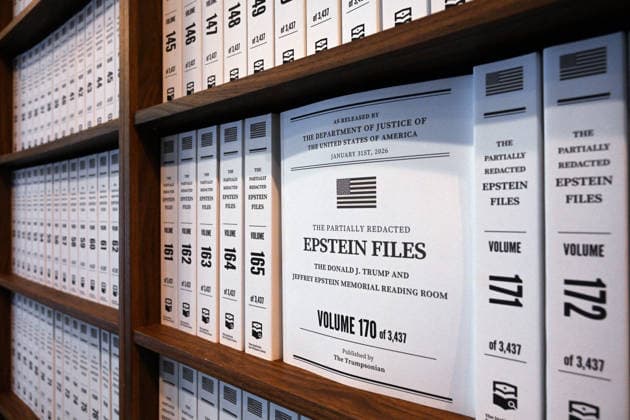 News Bilder des Tages Trump Epstein Memorial Reading Room in Washington, DC Thousands of volumes of the Epstein files line the shelves at the Donald J. Trump and Jeffrey Epstein Memorial Reading Room, on June 10, 2026 in Washington, DC. The Reading Room is a temporary gallery where all of the Epstein-related documents released by the Department of Justice are in print. The room also contains a tribute to victims, artwork by survivor Maria Farmer, and a wall for visitors to leave their thoughts and reactions. Photo by Olivier Douliery ABACAPRESS.COM Washington DC United States  Copyright: xDoulieryxOlivier ABACAx
