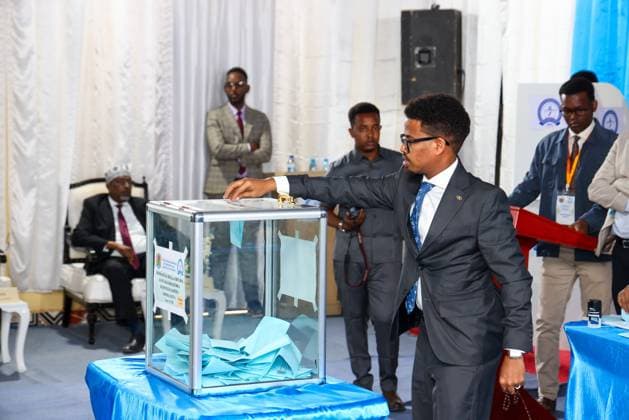 Members of parliament elect a state governor for the first time using a one person, one vote system in Somalia BAYDHABO, SOMALIA - JUNE 10: Members of parliament cast their votes during first time using a one person, one vote electoral system to determine the state governor in Baydhabo, Southwestern State, Somalia on June 10, 2026. Mohamud Ismail Kulane Anadolu Baydhabo Somalia. Editorial use only. Please get in touch for any other usage.  Copyright: x2026xAnadoluxMohamudxIsmailxKulanex