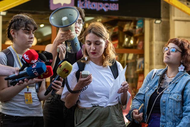 June 10, 2026, Istanbul, Istanbul, Turkey: Journalists and press freedom advocates gathered in Istanbul to demand the release of ETHA employees and journalists Pinar Gayip, Elif Bayburt, Nadiye Gurbuz, and Muslum Koyun, who have been imprisoned for 128 days following police operations targeting the Socialist Party of the Oppressed (ESP) on February 3. Speakers criticized the continued detention of the journalists without indictments and stated that they were jailed because of their reporting on social movements, women s rights, labor struggles, environmental issues, and human rights violations. The statement also condemned recent media campaigns targeting journalists, including Mezopotamya Agency reporter Sema Bingol and the women s news pl  - ZUMAt171 20260610_zip_t171_045 Copyright: xAbdullahxTepelix