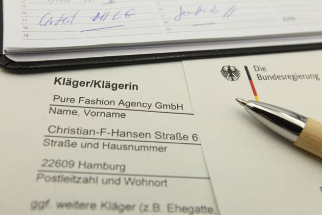 Auf einem Schreibtisch liegt eine Klageerhebung des Hamburger Textilunternehmens Pure Fashion Agency GmbH. Das Unternehmen fordert vom Bund 287 Millionen Euro plus Zinsen für einen gescheiterten Verkauf von Corona-Schutzmasken zu Beginn der Covid-Pandemie. Am Mittwoch hat der Prozess am Landgericht in Bonn begonnen. Symbolbild Symbolfoto. Niendorf Hamburg *** A lawsuit filed by the Hamburg textile company Pure Fashion Agency GmbH is lying on a desk The company is demanding 287 million euros plus interest from the federal government for a failed sale of corona protective masks at the beginning of the Covid pandemic The trial began on Wednesday at the regional court in Bonn Symbol image Symbol photo Niendorf Hamburg