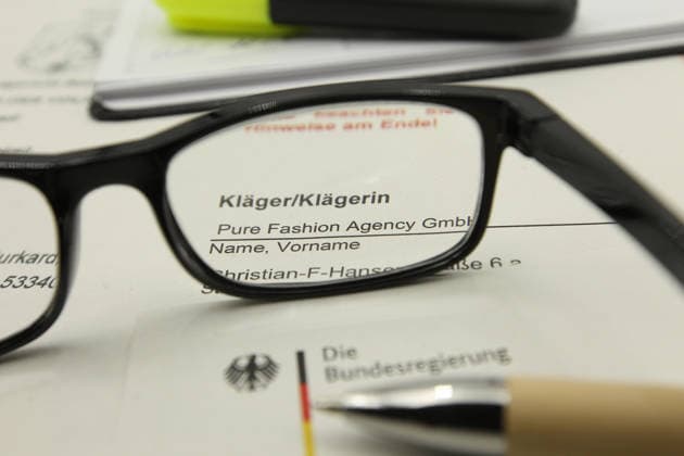 Auf einem Schreibtisch liegt eine Klageerhebung des Hamburger Textilunternehmens Pure Fashion Agency GmbH. Das Unternehmen fordert vom Bund 287 Millionen Euro plus Zinsen für einen gescheiterten Verkauf von Corona-Schutzmasken zu Beginn der Covid-Pandemie. Am Mittwoch hat der Prozess am Landgericht in Bonn begonnen. Symbolbild Symbolfoto. Niendorf Hamburg *** A lawsuit filed by the Hamburg textile company Pure Fashion Agency GmbH is lying on a desk The company is demanding 287 million euros plus interest from the federal government for a failed sale of corona protective masks at the beginning of the Covid pandemic The trial began on Wednesday at the regional court in Bonn Symbol image Symbol photo Niendorf Hamburg