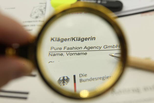 Auf einem Schreibtisch liegt eine Klageerhebung des Hamburger Textilunternehmens Pure Fashion Agency GmbH. Das Unternehmen fordert vom Bund 287 Millionen Euro plus Zinsen für einen gescheiterten Verkauf von Corona-Schutzmasken zu Beginn der Covid-Pandemie. Am Mittwoch hat der Prozess am Landgericht in Bonn begonnen. Symbolbild Symbolfoto. Niendorf Hamburg *** A lawsuit filed by the Hamburg textile company Pure Fashion Agency GmbH is lying on a desk The company is demanding 287 million euros plus interest from the federal government for a failed sale of corona protective masks at the beginning of the Covid pandemic The trial began on Wednesday at the regional court in Bonn Symbol image Symbol photo Niendorf Hamburg