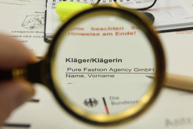 Auf einem Schreibtisch liegt eine Klageerhebung des Hamburger Textilunternehmens Pure Fashion Agency GmbH. Das Unternehmen fordert vom Bund 287 Millionen Euro plus Zinsen für einen gescheiterten Verkauf von Corona-Schutzmasken zu Beginn der Covid-Pandemie. Am Mittwoch hat der Prozess am Landgericht in Bonn begonnen. Symbolbild Symbolfoto. Niendorf Hamburg *** A lawsuit filed by the Hamburg textile company Pure Fashion Agency GmbH is lying on a desk The company is demanding 287 million euros plus interest from the federal government for a failed sale of corona protective masks at the beginning of the Covid pandemic The trial began on Wednesday at the regional court in Bonn Symbol image Symbol photo Niendorf Hamburg