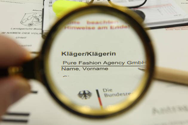 Auf einem Schreibtisch liegt eine Klageerhebung des Hamburger Textilunternehmens Pure Fashion Agency GmbH. Das Unternehmen fordert vom Bund 287 Millionen Euro plus Zinsen für einen gescheiterten Verkauf von Corona-Schutzmasken zu Beginn der Covid-Pandemie. Am Mittwoch hat der Prozess am Landgericht in Bonn begonnen. Symbolbild Symbolfoto. Niendorf Hamburg *** A lawsuit filed by the Hamburg textile company Pure Fashion Agency GmbH is lying on a desk The company is demanding 287 million euros plus interest from the federal government for a failed sale of corona protective masks at the beginning of the Covid pandemic The trial began on Wednesday at the regional court in Bonn Symbol image Symbol photo Niendorf Hamburg