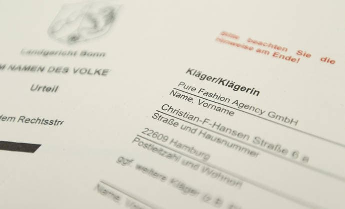Auf einem Schreibtisch liegt eine Klageerhebung des Hamburger Textilunternehmens Pure Fashion Agency GmbH. Das Unternehmen fordert vom Bund 287 Millionen Euro plus Zinsen für einen gescheiterten Verkauf von Corona-Schutzmasken zu Beginn der Covid-Pandemie. Am Mittwoch hat der Prozess am Landgericht in Bonn begonnen. Symbolbild Symbolfoto. Niendorf Hamburg *** A lawsuit filed by the Hamburg textile company Pure Fashion Agency GmbH is lying on a desk The company is demanding 287 million euros plus interest from the federal government for a failed sale of corona protective masks at the beginning of the Covid pandemic The trial began on Wednesday at the regional court in Bonn Symbol image Symbol photo Niendorf Hamburg