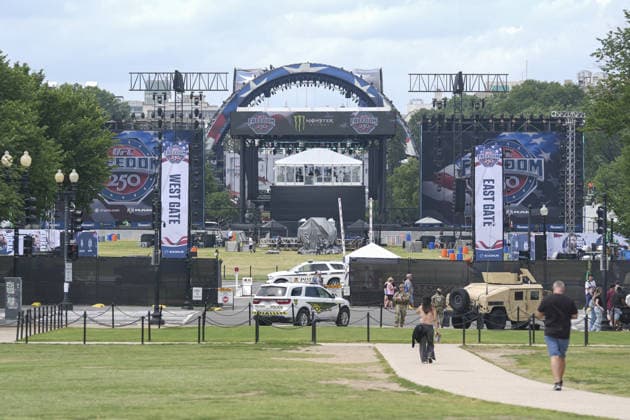 White House readies for UFC event as 250th anniversary celebrations approach WASHINGTON DC, UNITED STATES - JUNE 10: Preparations continue on the South Lawn of the White House ahead of the Ultimate Fighting Championship (UFC) Freedom 250 event, part of the America 250 celebrations, in Washington, D.C., United States on June 10, 2026. The event, scheduled for June 14, coincides with Flag Day and U.S. President Donald Trump s 80th birthday and has been described by the White House as a once-in-a-generation celebration of the American fighting spirit. Mehmet Eser Anadolu Washington United States. Editorial use only. Please get in touch for any other usage.  Copyright: x2026xAnadoluxMehmetxEserx