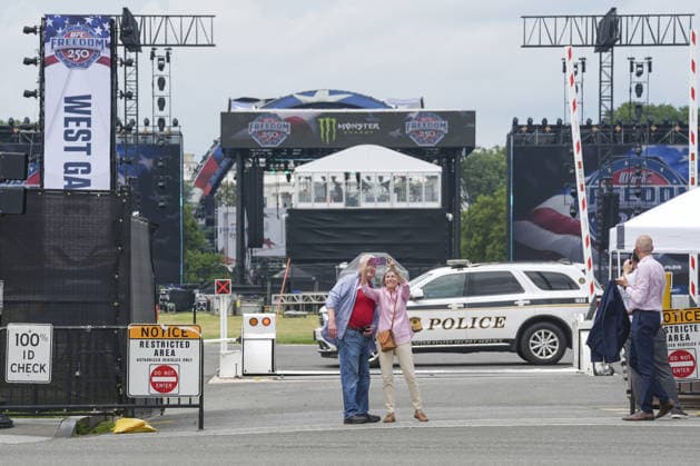 White House readies for UFC event as 250th anniversary celebrations approach WASHINGTON DC, UNITED STATES - JUNE 10: Preparations continue on the South Lawn of the White House ahead of the Ultimate Fighting Championship (UFC) Freedom 250 event, part of the America 250 celebrations, in Washington, D.C., United States on June 10, 2026. The event, scheduled for June 14, coincides with Flag Day and U.S. President Donald Trump s 80th birthday and has been described by the White House as a once-in-a-generation celebration of the American fighting spirit. Mehmet Eser Anadolu Washington United States. Editorial use only. Please get in touch for any other usage.  Copyright: x2026xAnadoluxMehmetxEserx