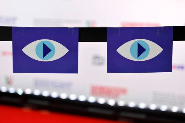 Zwei Zettel mit dem Logo des Seriencamp Festival formen mit dem Hintergrund ein Gesicht (Pareidolie) bei der Premiere der RTL-Serie Mermaids to Lovers im Rahmen des 12. Seriencamp Festivals 2026 im Cinenova. (Themenbild, Symbolbild) Köln, 10.06.2026 NRW Deutschland *** Two pieces of paper with the Seriencamp Festival logo form a face with the background Pareidolia at the premiere of the RTL series Mermaids to Lovers as part of the 12 Seriencamp Festival 2026 at Cinenova Themenbild, Symbolbild Köln, 10 06 2026 NRW Germany Copyright: xChristophxHardtx