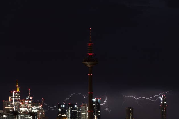 June 10, 2026, Frankfurt, Hesse, Germany: Lightning flashes over the financial district skyline during a thunderstorm in Frankfurt am Main, Germany. Frankfurt Germany - ZUMAb332 20260610_zip_b332_019 Copyright: xMatiasxBasualdox