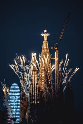 June 10, 2026, Barcelona, Spain: The Tower of Jesus at the Sagrada Familia is illuminated following its inauguration and blessing by Pope Leo XIV in Barcelona. Barcelona Spain - ZUMAo105 20260610_fap_o105_020 Copyright: xMatthiasxOesterlex