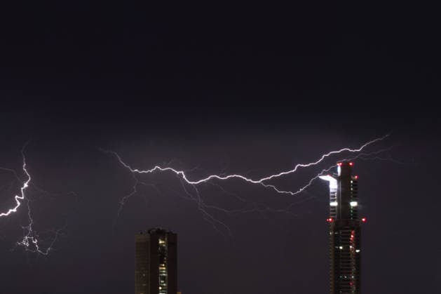 June 10, 2026, Frankfurt, Hesse, Germany: Lightning strikes behind part of the financial district skyline during a thunderstorm in Frankfurt am Main, Germany. Frankfurt Germany - ZUMAb332 20260610_zip_b332_013 Copyright: xMatiasxBasualdox