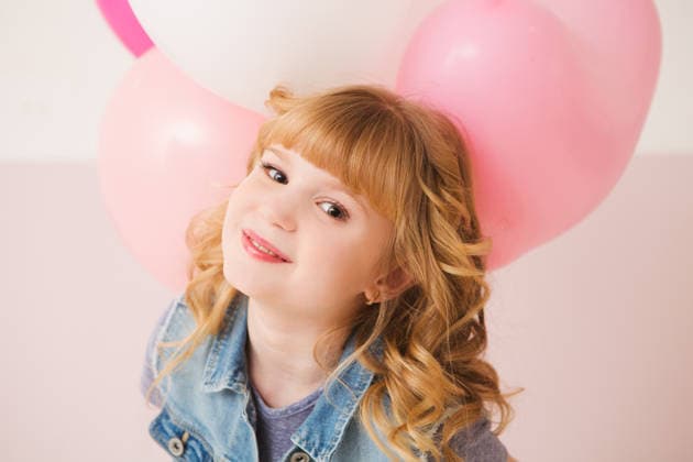 Fröhliches, süßes Mädchen mit Luftballons. Muttertag. Lustige Kindergeburtstagsfeier. Happy cute girl with balloons. mothers day. Childrens funny birthday party. (License=RF) ,model released, Symbolfoto Copyright: xZoonar.com UliaxZotaninax 25175330 ,model released, Symbolfoto ,property released