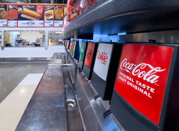 Calgary, AB, Kanada. 28. Mai 2026. Aufnahmen aus niedriger Perspektive einer Coca-Cola-Getränkeausgabestation mit mehreren Hähnen im Gastronomiebereich eines Costco-Großmarktes. Calgary, AB, Canada. May 28, 2026. Low-angle perspective of a Coca Cola multi-valve soda fountain dispenser station at a Costco warehouse club food court. (License=RM) Copyright: xZoonar.com MarvinxSamuelxTOLENTINO-PINEDAx 25176789
