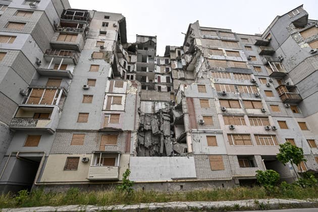 RECORD DATE NOT STATED A residential building destroyed by a Russian guided aerial bomb strike is seen in the frontline city of Kherson, Ukraine, on June 3, 2026. The Russian army attacks the city daily with FPV drones and other unmanned aerial vehicles, deliberately terrorizing civilians. Russian forces conduct hunts for local residents, tracking them with FPV drones and dropping explosives. Police officers, medics, public transport, and urban infrastructure are also targeted. Based on the intensity of attacks, Kherson is informally divided into yellow and red zones, with the red zone considered the most dangerous due to constant shelling and drone strikes (Photo by Dmytro Smolienko Ukrinform) Life under shelling in frontline Kherson  Copyright: xDmytroxSmolienkox