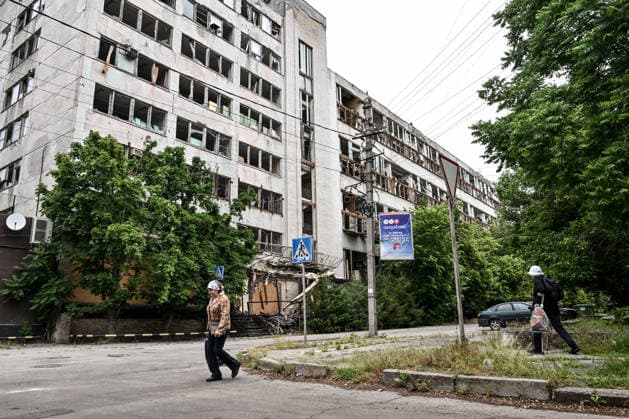 RECORD DATE NOT STATED Women walk along a street in the red zone of the frontline city of Kherson, the area considered the most dangerous due to constant Russian attacks, Kherson, Ukraine, on June 3, 2026. The Russian army attacks the city daily with FPV drones and other unmanned aerial vehicles, deliberately terrorizing civilians. Russian forces conduct hunts for local residents, tracking them with FPV drones and dropping explosives. Police officers, medics, public transport, and urban infrastructure are also targeted. Based on the intensity of attacks, Kherson is informally divided into yellow and red zones, with the red zone subjected to continuous shelling and drone strikes (Photo by Dmytro Smolienko Ukrinform) Life under shelling in frontline Khers  Copyright: xDmytroxSmolienkox