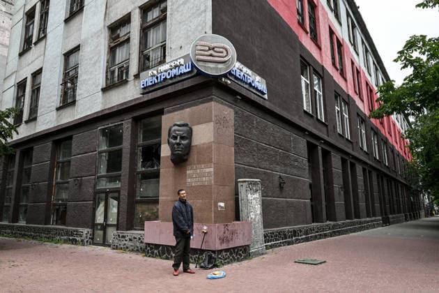 RECORD DATE NOT STATED A man stands near the Elektromash concern building in the red zone of the frontline city of Kherson, the area considered the most dangerous due to constant Russian attacks, Kherson, Ukraine, on June 3, 2026. The Russian army attacks the city daily with FPV drones and other unmanned aerial vehicles, deliberately terrorizing civilians. Russian forces conduct hunts for local residents, tracking them with FPV drones and dropping explosives. Police officers, medics, public transport, and urban infrastructure are also targeted. Based on the intensity of attacks, Kherson is informally divided into yellow and red zones, with the red zone subjected to continuous shelling and drone strikes (Photo by Dmytro Smolienko Ukrinform) Life under sh  Copyright: xDmytroxSmolienkox