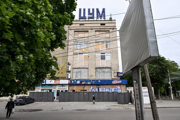 RECORD DATE NOT STATED The TsUM department store building damaged by Russian attacks in the red zone of the frontline city of Kherson, the area considered the most dangerous due to constant Russian attacks, Kherson, Ukraine, on June 3, 2026. The Russian army attacks the city daily with FPV drones and other unmanned aerial vehicles, deliberately terrorizing civilians. Russian forces conduct hunts for local residents, tracking them with FPV drones and dropping explosives. Police officers, medics, public transport, and urban infrastructure are also targeted. Based on the intensity of attacks, Kherson is informally divided into yellow and red zones, with the red zone subjected to continuous shelling and drone strikes. Anti-drone netting has been installed a  Copyright: xDmytroxSmolienkox