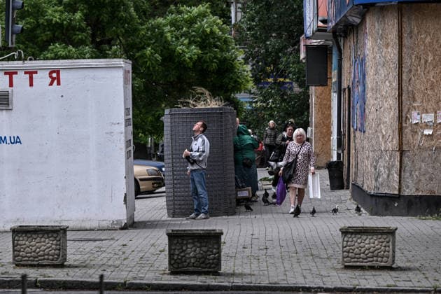 RECORD DATE NOT STATED Residents of frontline Kherson walk past a mobile concrete shelter in the city’s red zone, the area considered the most dangerous due to constant Russian attacks, Kherson, Ukraine, on June 3, 2026. The Russian army attacks the city daily with FPV drones and other unmanned aerial vehicles, deliberately terrorizing civilians. Russian forces conduct hunts for local residents, tracking them with FPV drones and dropping explosives. Police officers, medics, public transport, and urban infrastructure are also targeted. Based on the intensity of attacks, Kherson is informally divided into yellow and red zones, with the red zone subjected to continuous shelling and drone strikes. Anti-drone netting has been installed above roads to help pr  Copyright: xDmytroxSmolienkox