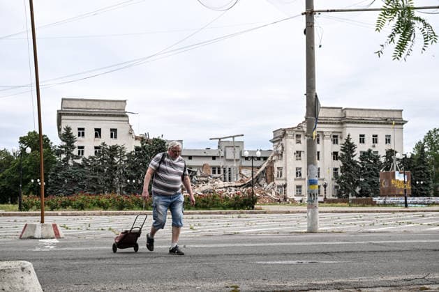 RECORD DATE NOT STATED A man pulls a cart through the red zone of the frontline city of Kherson, the most dangerous part of the city due to constant Russian attacks, Kherson, Ukraine, on June 3, 2026. The Russian army attacks the city daily with FPV drones and other unmanned aerial vehicles, deliberately terrorizing civilians. Russian forces conduct hunts for local residents, tracking them with FPV drones and dropping explosives. Police officers, medics, public transport, and urban infrastructure are also targeted. Based on the intensity of attacks, Kherson is informally divided into yellow and red zones, with the red zone considered the most dangerous. Anti-drone netting has been installed above roads to help protect against Russian FPV drone attacks (  Copyright: xDmytroxSmolienkox