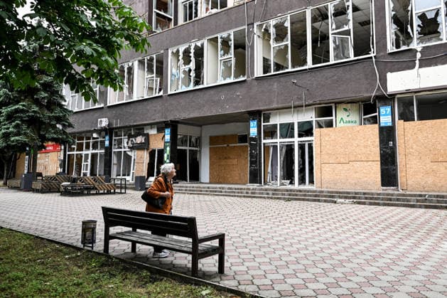 RECORD DATE NOT STATED A resident of frontline Kherson looks at a damaged building in the city’s red zone, the area considered the most dangerous due to constant Russian attacks, Kherson, Ukraine, on June 3, 2026. The Russian army attacks the city daily with FPV drones and other unmanned aerial vehicles, deliberately terrorizing civilians. Russian forces conduct hunts for local residents, tracking them with FPV drones and dropping explosives. Police officers, medics, public transport, and urban infrastructure are also targeted. Based on the intensity of attacks, Kherson is informally divided into yellow and red zones, with the red zone subjected to continuous shelling and drone strikes. Anti-drone netting has been installed above roads to help protect a  Copyright: xDmytroxSmolienkox