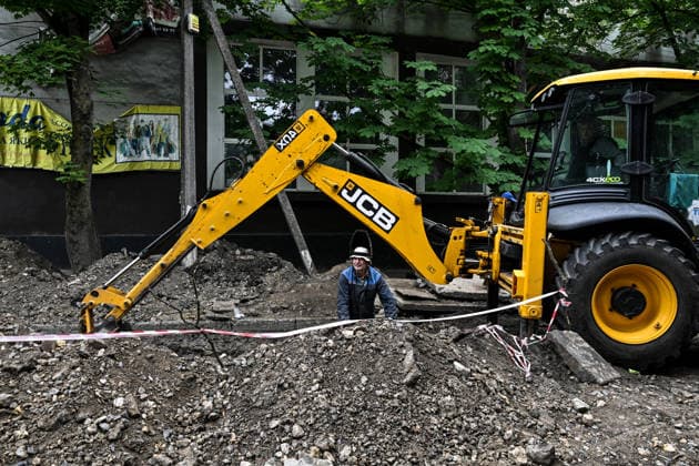 RECORD DATE NOT STATED Municipal workers repair utility pipelines in the red zone of the frontline city of Kherson, the area considered the most dangerous due to constant Russian attacks, Kherson, Ukraine, on June 3, 2026. The Russian army attacks the city daily with FPV drones and other unmanned aerial vehicles, deliberately terrorizing civilians. Russian forces conduct hunts for local residents, tracking them with FPV drones and dropping explosives. Police officers, medics, public transport, and urban infrastructure are also targeted. Based on the intensity of attacks, Kherson is informally divided into yellow and red zones, with the red zone subjected to continuous shelling and drone strikes. Anti-drone netting has been installed above roads to help  Copyright: xDmytroxSmolienkox