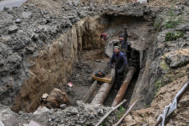 RECORD DATE NOT STATED Municipal workers repair utility pipelines in the red zone of the frontline city of Kherson, the area considered the most dangerous due to constant Russian attacks, Kherson, Ukraine, on June 3, 2026. The Russian army attacks the city daily with FPV drones and other unmanned aerial vehicles, deliberately terrorizing civilians. Russian forces conduct hunts for local residents, tracking them with FPV drones and dropping explosives. Police officers, medics, public transport, and urban infrastructure are also targeted. Based on the intensity of attacks, Kherson is informally divided into yellow and red zones, with the red zone subjected to continuous shelling and drone strikes. Anti-drone netting has been installed above roads to help  Copyright: xDmytroxSmolienkox