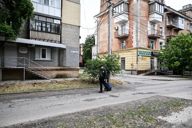 RECORD DATE NOT STATED A resident of frontline Kherson pulls a cart through the city center, an area informally classified as part of the red zone due to constant Russian shelling and drone attacks, Kherson, Ukraine, on June 3, 2026. The Russian army attacks the city daily with FPV drones and other unmanned aerial vehicles, deliberately terrorizing civilians. Russian forces conduct hunts for local residents, tracking them with FPV drones and dropping explosives. Police officers, medics, public transport, and urban infrastructure are also targeted. Based on the intensity of attacks, Kherson is informally divided into yellow and red zones, with the red zone considered the most dangerous (Photo by Dmytro Smolienko Ukrinform) Life under shelling in frontlin  Copyright: xDmytroxSmolienkox