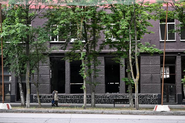 RECORD DATE NOT STATED Residents of frontline Kherson walk past a damaged building in the city center, an area informally classified as part of the red zone due to constant Russian attacks, Kherson, Ukraine, on June 3, 2026. The Russian army attacks the city daily with FPV drones and other unmanned aerial vehicles, deliberately terrorizing civilians. Russian forces conduct hunts for local residents, tracking them with FPV drones and dropping explosives. Police officers, medics, public transport, and urban infrastructure are also targeted. Based on the intensity of attacks, Kherson is informally divided into yellow and red zones, with the red zone considered the most dangerous. Anti-drone netting has been installed above roads to help protect against Rus  Copyright: xDmytroxSmolienkox